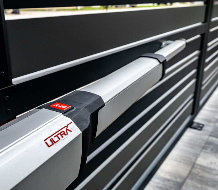 Portail double battant aluminium avec motorisation - RAL 7016/7005